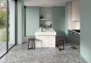Płytki Saime Grestone Grey Naturale 60x60 T680171. Szara industrialna matowa płytka lastryko. Nowoczesny gres terrazzo w uniwersalnym, średnim odcieniu szarości. Wyraziste kruszywo ożywia podłogę, idealnie wpisując się w trendy loftowe.
