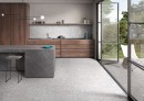 Płytki Saime Grestone Pearl Naturale 60x60 T680172. Szara industrialna matowa płytka lastryko. Jasny, perłowy gres terrazzo optycznie powiększa przestrzeń. Subtelne kruszywo na jasnym tle to elegancki wybór do nowoczesnych aranżacji.
