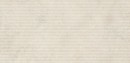 Jasnokremowa, niemal biała płytka ceramiczna Marazzi Mystone Tivoli Bianco 60x120 o strukturze Vesta 3D, powierzchnia płytki charakteryzuje się gęstym, poziomym żebrowaniem (efekt lamelowy) oraz delikatnym żyłkowaniem imitującym naturalny trawertyn