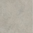 Kwadratowa płytka gresowa Marazzi Mystone Tivoli20 Grigio o wymiarach 60x60 cm, powierzchnia o grubości 20 mm imitująca naturalny szary kamień z wyraźną, antypoślizgową strukturą