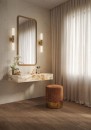 Elegancka strefa toaletowa prezentuje podłogę wyłożoną ciemnobrązowymi gresami Marazzi Nobilis Noce Classico 22,5x180 cm MQ98, które dzięki wyraźnemu usłojeniu wprowadzają do wnętrza naturalne ciepło szlachetnego drewna
