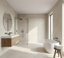 Płytka gresowa, podłogowa imitująca beton w szarym kolorze, wykończenie powierzchni matowe, antypoślizgowe Pamesa Portlandstone Marfil Antislip 60x120 położona na ścianie oraz podłodze w łazience gdzie znajduje się wanna, prysznic, szafka z umywalką