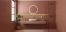 Nowoczesna łazienka wykończona wielkoformatowymi płytkami Marazzi Resin Rosso Mattone 60x120 cm MQPF, w odcieniu stonowanej czerwieni zarówno na  ścianach, jak i podłodze, ciepły koloryt wnętrza dopełnia minimalistyczna drewniana konsola z białą umywalką