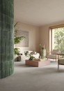 Wielkoformatowe płytki Marazzi Resin Grigio 120x120 cm MQPD o matowej powierzchni imitującej beton stanowią elegancką i surową bazę podłogową w przestronnym, nowoczesnym salonie, przestrzeń wzbogacają naturalne akcenty