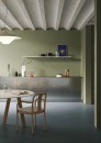 Nowoczesna kuchnia z zielonymi płytkami ściennymi Marazzi Resin Verderame 60x120 cm MQ8H, widoczne stalowe szafki kuchenne i betonowy, żebrowany sufit