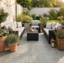 Przytulny taras z meblami wypoczynkowymi, wyjściem na ogród i szarymi płytkami podłogowymi imitującymi kamień Caesar Portraits Newport