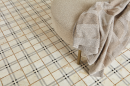 Mozaika DUNIN Beige Tartan 31x31. Elegancka mozaika kamienna o wzorze szkockiej kraty. Klasyczne połączenie beżu, szarości i czerni imituje tkaninę, nadając wnętrzu ciepły, angielski charakter. Wyjątkowa dekoracja podłogowa.