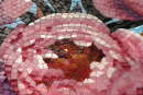 Mozaika DUNIN Mosaic Art Peonies 58x58. Artystyczny obraz mozaikowy z motywem różowych piwonii. Ręcznie układane kostki na błękitnym tle tworzą efektowny, kwiatowy mural. Wyjątkowa dekoracja ścienna, która nadaje wnętrzu romantyczny, malarski charakter.