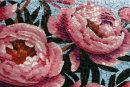 Mozaika DUNIN Mosaic Art Peonies 58x58. Artystyczny obraz mozaikowy z motywem różowych piwonii. Ręcznie układane kostki na błękitnym tle tworzą efektowny, kwiatowy mural. Wyjątkowa dekoracja ścienna, która nadaje wnętrzu romantyczny, malarski charakter.