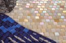 Mozaika DUNIN Mosaic Art Swallow 58x58. Artystyczny obraz mozaikowy z motywem jaskółki. Niebieski ptak w locie na złocistym tle tworzy dynamiczną, malarską kompozycję. Wyjątkowy, dekoracyjny akcent na ścianę, symbolizujący wolność i wiosnę.