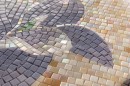 Mozaika DUNIN Mosaic Art Swallow 58x58. Artystyczny obraz mozaikowy z motywem jaskółki. Niebieski ptak w locie na złocistym tle tworzy dynamiczną, malarską kompozycję. Wyjątkowy, dekoracyjny akcent na ścianę, symbolizujący wolność i wiosnę.
