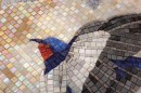 Mozaika DUNIN Mosaic Art Swallow 58x58. Artystyczny obraz mozaikowy z motywem jaskółki. Niebieski ptak w locie na złocistym tle tworzy dynamiczną, malarską kompozycję. Wyjątkowy, dekoracyjny akcent na ścianę, symbolizujący wolność i wiosnę.