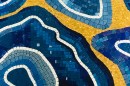 Mozaika DUNIN Mosaic Art Blue Agate 110x110. Artystyczny obraz mozaikowy inspirowany kamieniami szlachetnymi. Organiczne kształty błękitnych agatów na kontrastowym, złotym tle tworzą spektakularny, biżuteryjny efekt na ścianie.