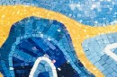 Mozaika DUNIN Mosaic Art Blue Agate 110x110. Artystyczny obraz mozaikowy inspirowany kamieniami szlachetnymi. Organiczne kształty błękitnych agatów na kontrastowym, złotym tle tworzą spektakularny, biżuteryjny efekt na ścianie.