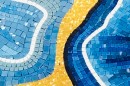 Mozaika DUNIN Mosaic Art Blue Agate 110x110. Artystyczny obraz mozaikowy inspirowany kamieniami szlachetnymi. Organiczne kształty błękitnych agatów na kontrastowym, złotym tle tworzą spektakularny, biżuteryjny efekt na ścianie.