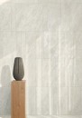 Wnętrze z białymi płytkami ściennymi imitującymi kamień Caesar Quartz Essence Flake