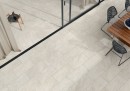 Taras z białą płytką imitującą kamień Caesar Quartz Essence Flake Textured