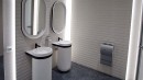 Łazienka z białymi płytkami ściennymi Porcelanosa Capri Lineal Bone