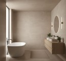 Nowoczesna łazienka z wolnostojącą wanną i drewnianą szafką podumywalkową, wykończona wielkoformatowymi płytkami Marazzi Room Beige 60x120 cm MP6Z imitującymi jasny kamień na ścianach i podłodze, wnętrze w minimalistycznym stylu uzupełnia okrągłe lustro