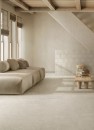 Nowoczesny salon wykończony jasnymi płytkami Marazzi Room Bianco 60x60 cm MP79 o subtelnym efekcie kamienia, minimalistyczna aranżacja w odcieniach beżu podkreśla naturalną teksturę i elegancki charakter podłogi