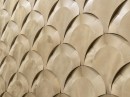 Mozaika ścienna, dekoracyjna imitująca metal w złotym kolorze, w kształcie łuski, Lantic Colonial Gravity Aluminium Torya Gold 20x11 100363577 położona na ścianie