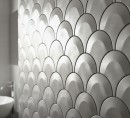 Mozaika ścienna, imitująca metal w srebrnym odcieniu w kształcie łuski, Lantic Colonial Gravity Aluminium Torya Metal 20x11 100363578 położona na ścianie w jasnej łazience z umywalką oraz wiszącym lustrem