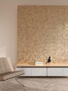 Mozaika ścienna, dekoracyjna imitująca metal w złotym odcieniu, Lantic Colonial Sphere Gold 29,3x34,2 100347820 położona na ścianie w jasnym pomieszczeniu z drewnianą podłogą oraz jasną szafką i fotelem