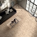 Industrialny salon z podłogą Marmara Bari Naturale Matt 60x60. Jasnobeżowy gres o wzorze klasycznej klepki parkietowej ociepla surowe wnętrze z ceglaną ścianą. Idealne połączenie tradycji z loftowym stylem.