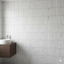 Mozaika ścienna, dekoracyjna imitująca biały kamień, Lantic Colonial Creta White 30,6x31,8 100347810 położona na ścianie w łazience gdzie znajduje się drewniana szafka z białą umywalką