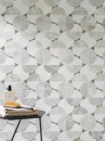 Mozaika ścienna, dekoracyjna imitująca kamień w szarym odceniu, Lantic Colonial Loop Jade 20,3x30 100363523 położona na ścianie w pomieszczeniu gdzie stoi czarny stolik z ręcznikiem oraz kosmetykiem