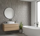 Mozaika ścienna imitująca kamień w grafitowym odcieniu, Lantic Colonial Tree Dark 29,8x29,8 100380614 położona na ścianie w łazience z dużą białą wanną, drewnianą szafką z umywalką oraz wiszące lustro