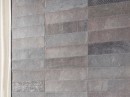 Płytka ścienna, cegiełka imitująca kamień w szarym odcieniu, wykończenie powierzchni matowe, Lantic Colonial Arezzo Grey 8x30 100321903 położona na ścianie