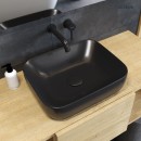 Minimalistyczna strefa mycia z baterią podtynkową Oltens Molle 32600300. Czarny matowy design tworzy elegancki duet z czarną umywalką i drewnianym blatem. Esencja stylu loft