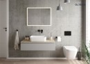 Oltens zestaw Hadsel miska WC wisząca z deską wolnoopadającą Slim 42540000 wykończenie w eleganckiej bieli. Zestaw zamontowany w jasnej łazience z szarymi płytkami na ścianie oraz drewnianą podłogą
