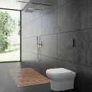 Oltens zestaw Gulfoss miska WC wisząca biała z deską wolnoopadającą 42508000 Nowoczesna miska WC z dołączoną deską wolnoopadającą w białym kolorze. Miska WC zamontowana w łazience z ciemnymi płtkami, dużym prysznicem oraz oknem