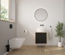 Oltens zestaw Hadsel miska WC wisząca z deską wolnoopadającą twardą biała 42040000 Stylowa miska WC w zestawie z deską utrzymana w klasycznej bieli. Miska WC zamontowana w jasnej łazience z drewnopodobną podłogą, oknem oraz wiszącym okrągłym lustrem