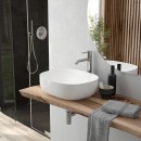 Łazienka z drewnianym blatem, srebrną baterią i białą owalną umywalką Oltens Hamnes Thin z powłoką SmartClean 40819000