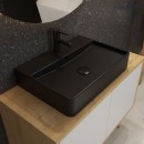Łazienka z białą szafką z drewnianym blatem, czarną baterią i czarną matową umywalką nablatową zamontowaną do ściany Oltens Duve 59x43,5 cm 41300300