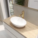 Łazienka z białą szafką wiszącą z drewnianym blatem, złotą baterią oraz białą umywalką nablatową Oltens Etne 40x33 cm 40313000