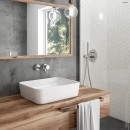 Łazienka z kabiną prysznicową, drewnianą szafką oraz białą prostokątną nablatową umywalką Oltens Forde 48x37 cm