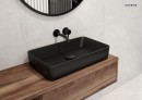 Łazienka z drewnianą szafką i czarną matową nablatową prostokątną umywalką Oltens Forde 51x40,5 4080330