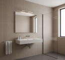 Wizualizacja łazienki z wykorzystaniem płytek Marazzi Room Wall 3D Match Taupe 30x90 MP6A, których pionowe żłobienia tworzą dekoracyjną strukturę na głównej ścianie, minimalistyczne wyposażenie, takie jak biała umywalka i liniowe oświetlenie