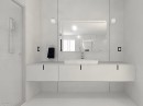 Łazienka z białymi płytkami ściennymi Porcelanosa Marmi Blanco