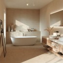 Łazienka z beżowymi płytkami Marazzi Room Wall Taupe 20x60 cm MQ7A, białą wanną wolnostojącą i drewnianymi akcentami, ściany wykończone płytkami ceramicznymi imitującymi kamień w ciepłym odcieniu taupe