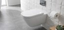 Oltens zestaw Hadsel Stille miska WC wisząca PureRim z deską wolnoopadającą białą 42044000 Nowoczesna Miska WC z dołączoną białą deską wolnoopadającą. Zestaw zamontowany w jasnej łazience na ścianie