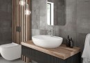 Oltens zestaw Hamnes miska WC wisząca PureRim z deską wolnoopadającą Slim 42012000 Wisząca miska toaletowa wyposażona w deskę. Misa WC zamontowana w łazience gdzie znajduje się drewniana szafka z umywalką oraz wiszące lustro