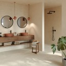 Nowoczesna łazienka wykończona strukturalnymi płytkami ściennymi Marazzi Room Wall 3D Blaze Bianco 20x60 MQ7F o subtelnym, poziomym żłobieniu, jasna, kamienna tekstura kafli tworzy tło dla drewnianej szafki podumywalkowej oraz armatury