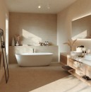 Elegancka łazienka z dekoracyjną ścianą wykonaną z beżowych, strukturalnych płytek Marazzi Room Wall 3D Blaze Taupe 20x60 cm MQ7, trójwymiarowy, liniowy wzór kafli imitujących kamień harmonijnie współgra z wolnostojącą wanną oraz naturalnymi dodatkami