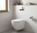 Oltens zestaw w białym kolorze Hamnes miska wisząca WC PureRim z powłoką SmartClean z deską wolnoopadającą Slim 42541000 Wisząca miska toaletowa wyposażona w deskę z funkcją cichego, wolnego opadania. Zestaw zamontowany na ścianie w jasnej łazience