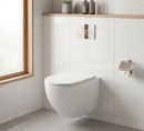 Oltens Hamnes OneForm Kort Stille PureRim nowoczesna miska WC wisząca z powłoką SmartClean biały połysk 42553000 Podwieszana miska WC. Brak deski w zestawie. Miska zamontowana w łazience z jasnymi płytkami oraz dużym oknem